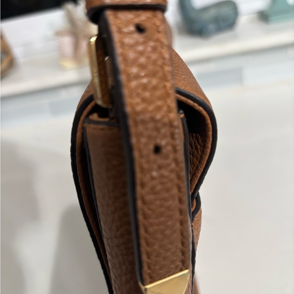Michael Kors Tan Crossbody Bag with Gold Accents - Picture 5 of 8